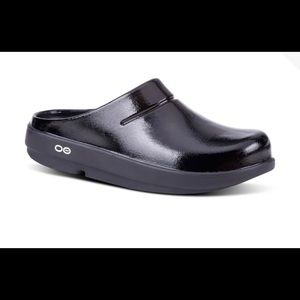 Oofos black clogs
